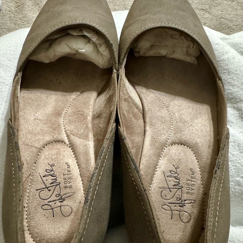 Life Stride Womens Diana Beige Leather Slip On Flat Shoes Closed Toe Size 11M